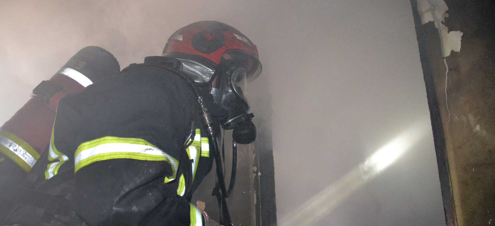 73-річна дрогобичанка ледь не загинула через пожежу в захаращеній сміттям квартирі