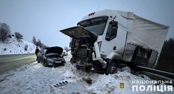 На Стрийщині відбулася ДТП за участі вантажівки та легкового авто (ФОТО)