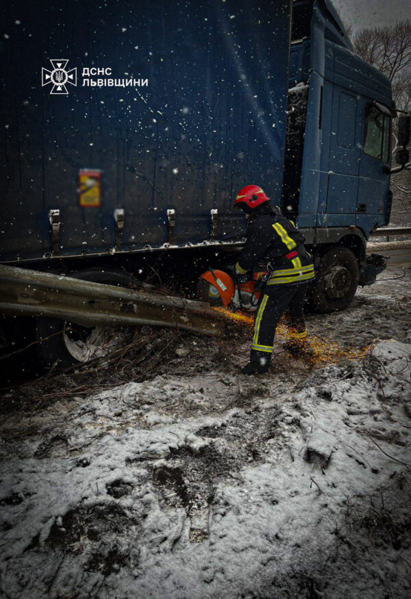 У Яворійському районі вантажівка врізалася у відбійник