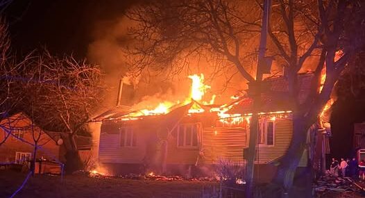 Сусіди намагались загасити пожежу самотужки: на Самбірщині горів житловий будинок