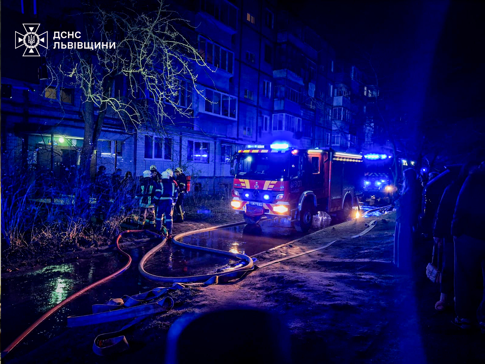 З палаючої багатоповерхівки у Львові вогнеборці врятували понад десяток людей (ВІДЕО)