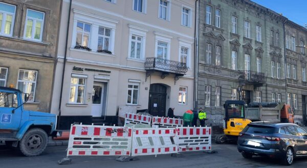 На вулиці Левицького проводять аварійні роботи: частина дороги перекрита