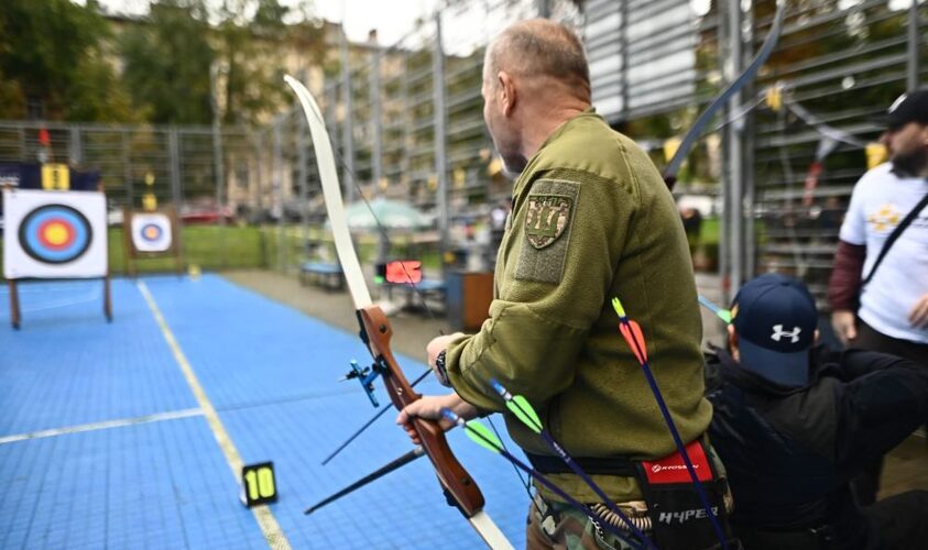 У Львові ветерани та члени сімей загиблих відтепер зможуть безкоштовно займатися стрільбою з лука
