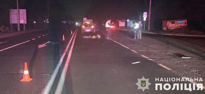 За годину до нового року на Яворівщині водій на Skoda Octavia на смерть збив жінку: її особу встановлюють
