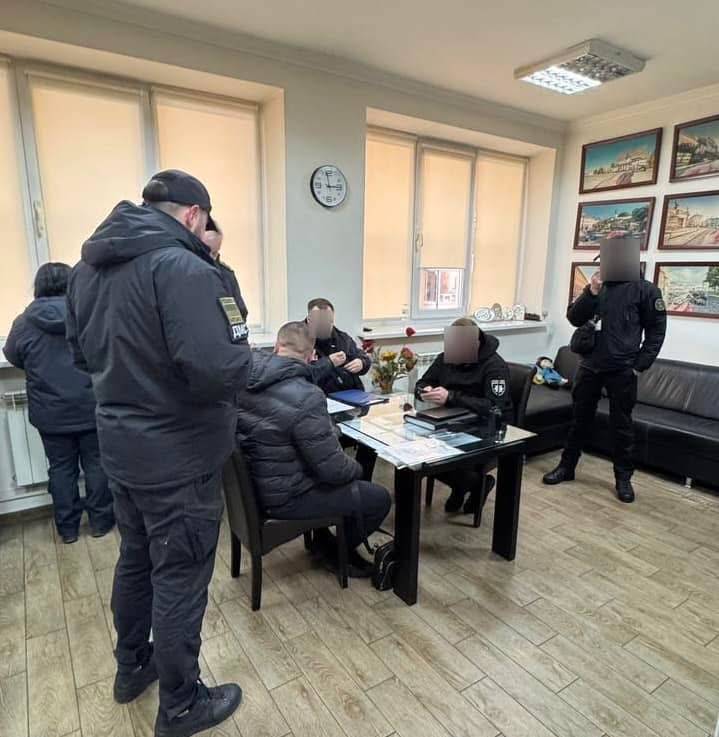 Львівські митники викрили чоловіка, який через фальшиві документи намагався отримати товар зі складу