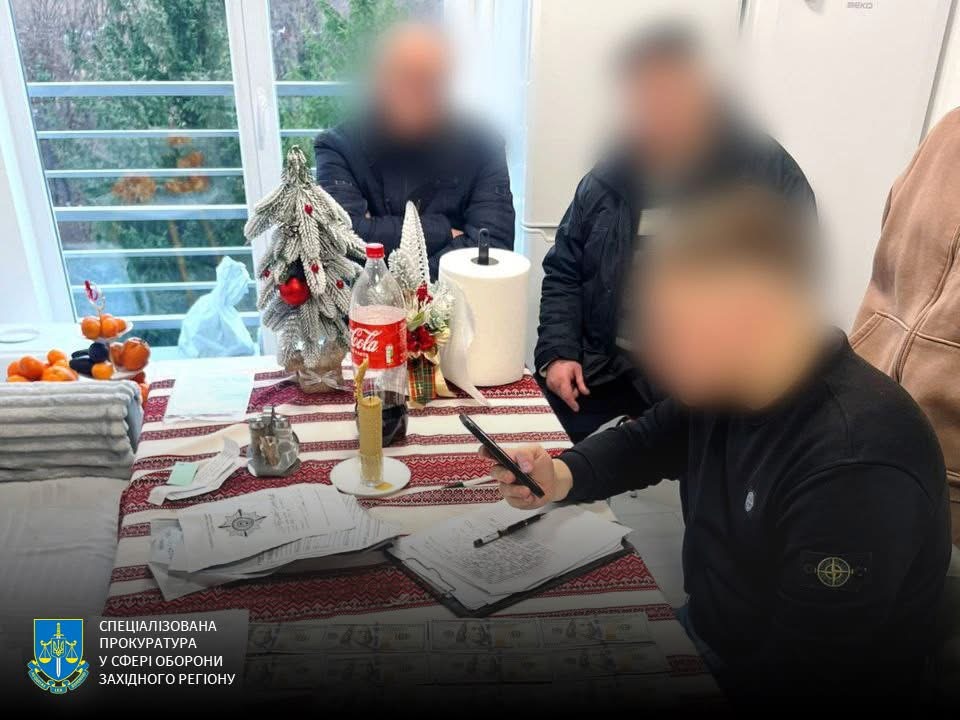 Відстрочка від мобілізації за 2000 доларів США: у Львові затримали голову ВЛК та його «клієнта»