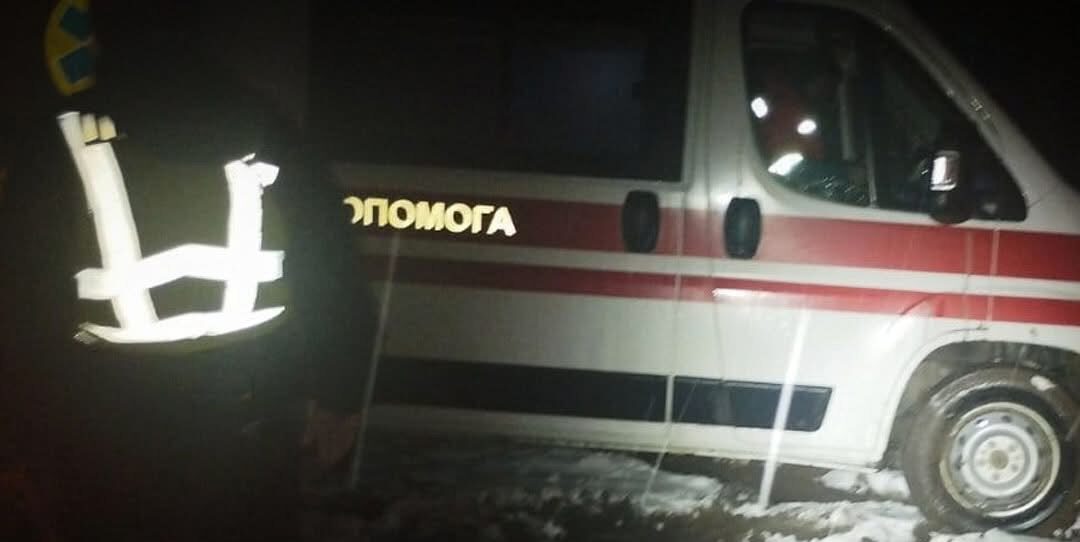 На Львівщині автомобіль швидкої допомоги застряг у сніговій пастці