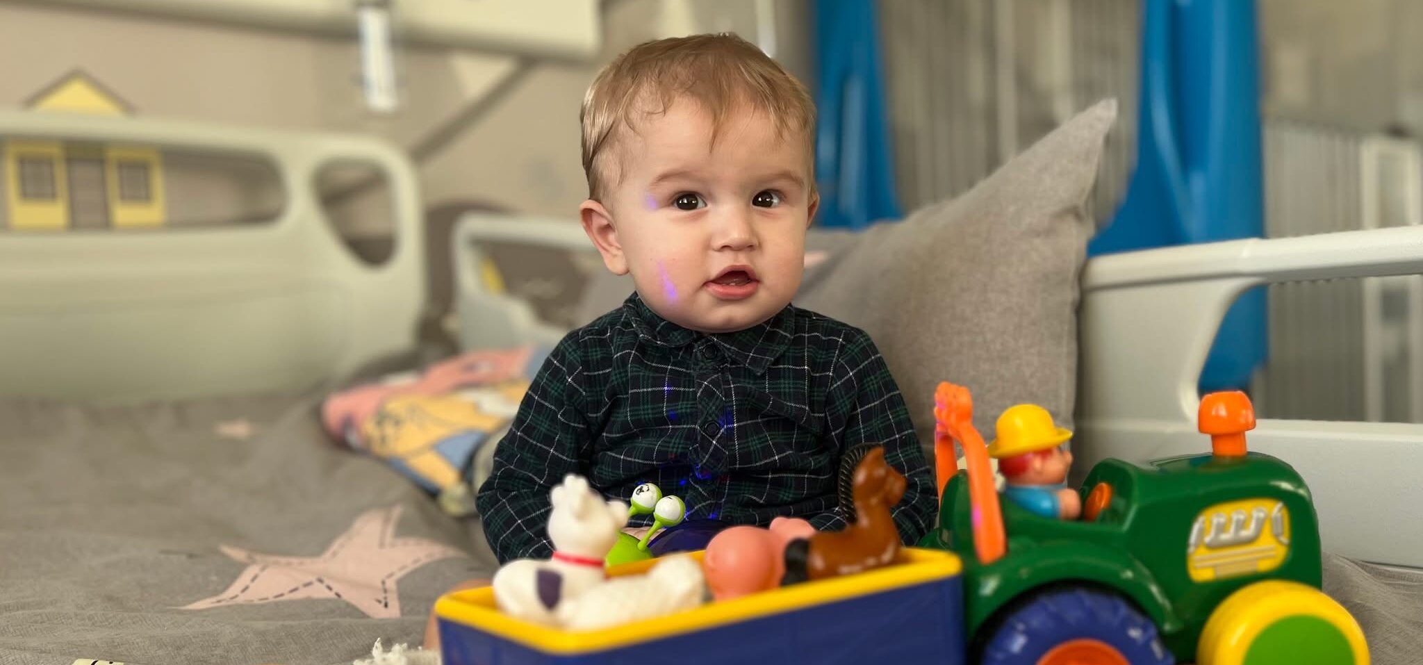 Потягнув на себе дріт чайника і розлив окріп на ніжки: львівські лікарі врятували 10-місячного хлопчика