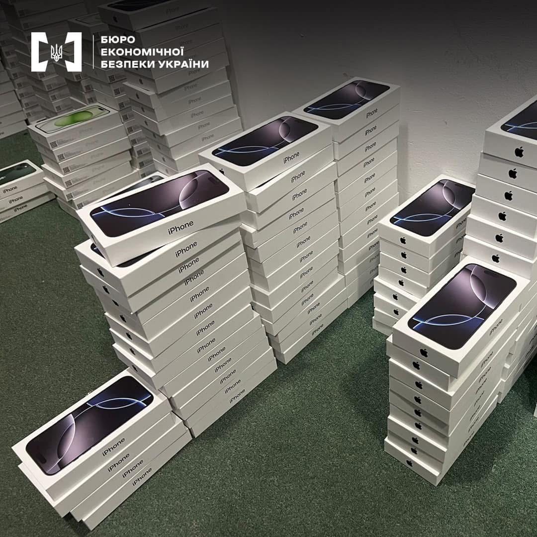 Контрабанда iPhone на 20 мільйонів гривень: на Львівщині вилучило партію телефонів