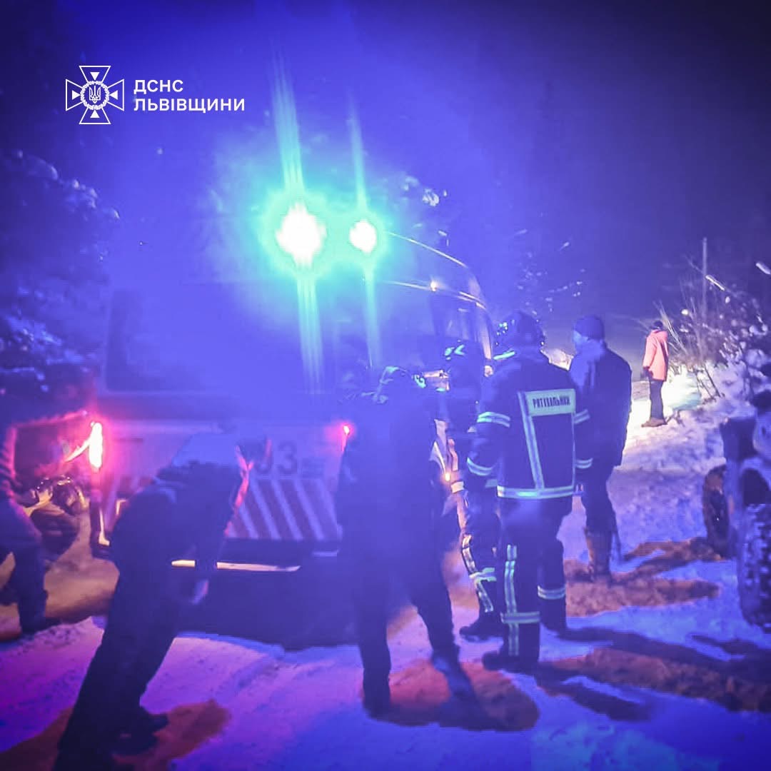 Цієї ночі на Стрийщині швидка допомога з гори зʼїхала в кювет