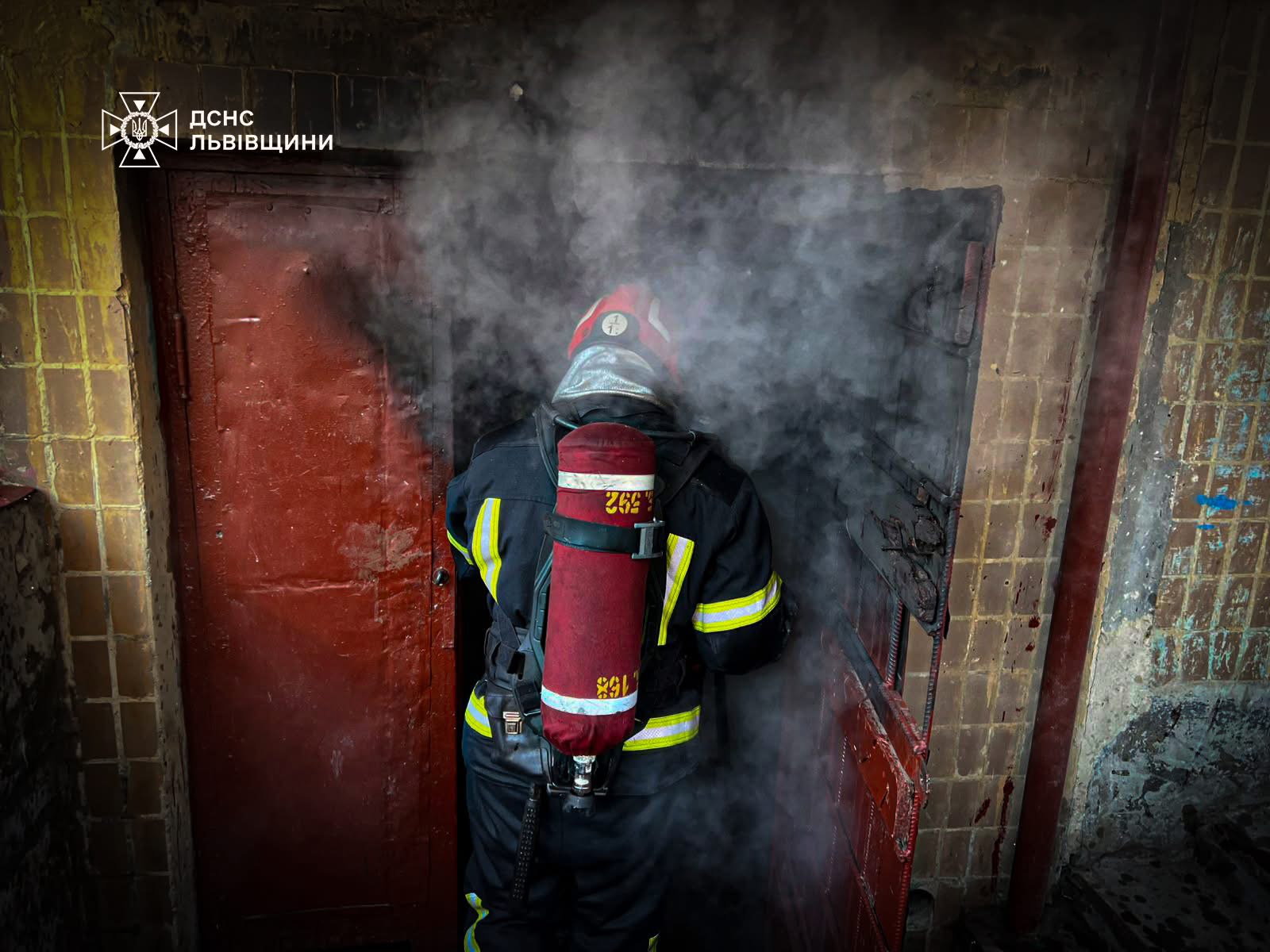У Львові внаслідок пожежі у підвалі житлового будинку постраждав чоловік: деталі