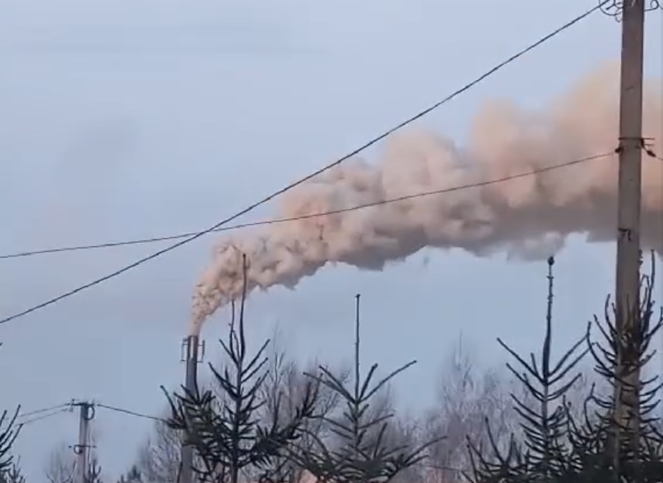 Мешканці Городка скаржаться на викиди диму з неприємним запахом з місцевого підприємства