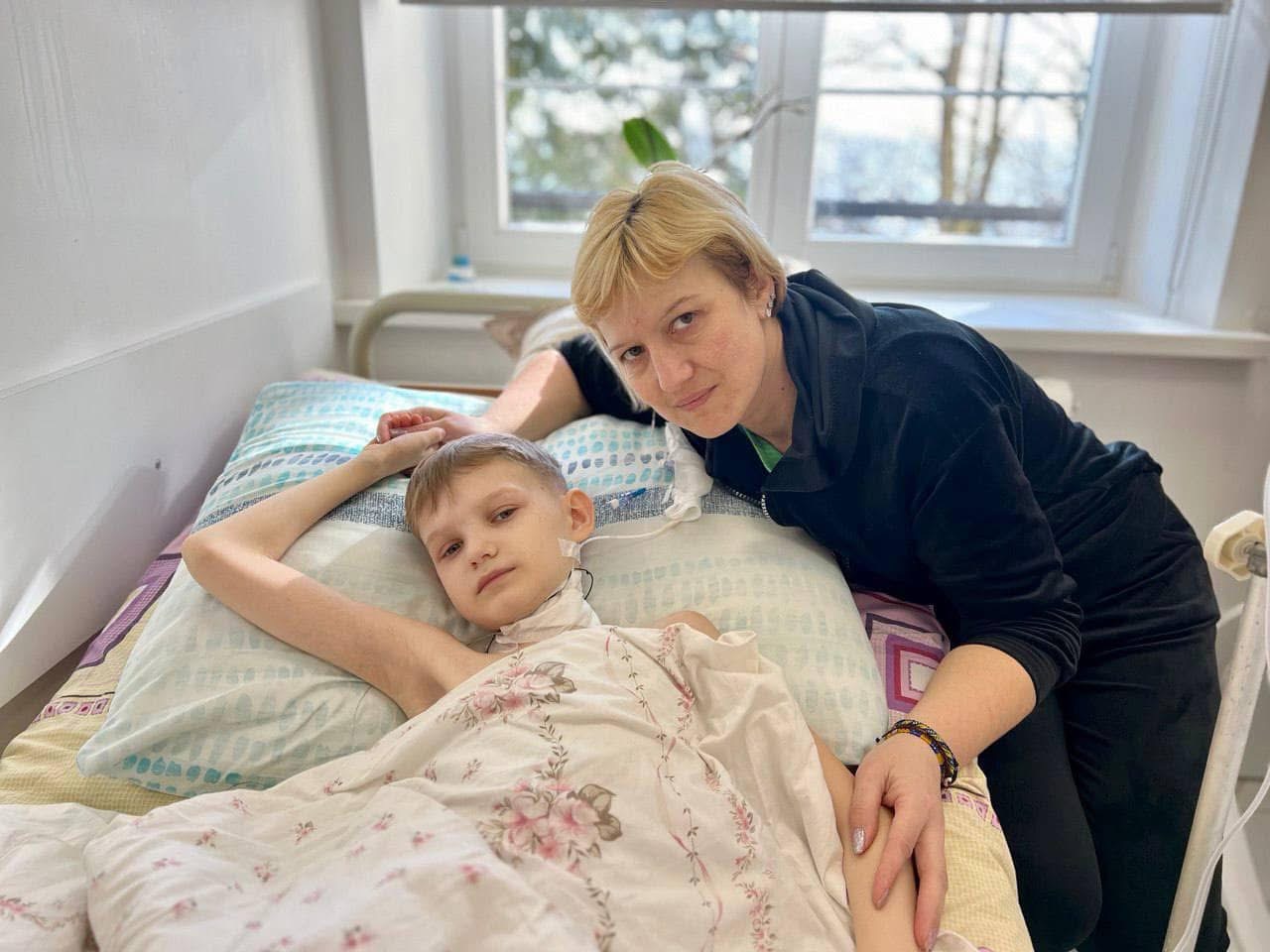 Львівські лікарі виконали важку операцію для 12-річного хлопця з пухлиною діафрагми