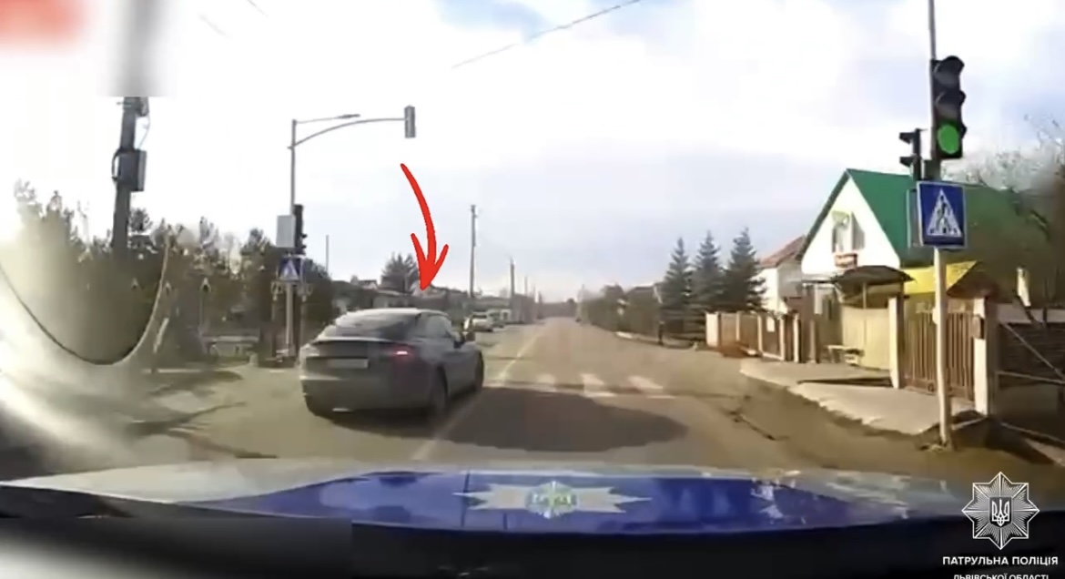 У Сокільниках 21-річний водій на Tesla порушив ПДР перед поліцейським авто