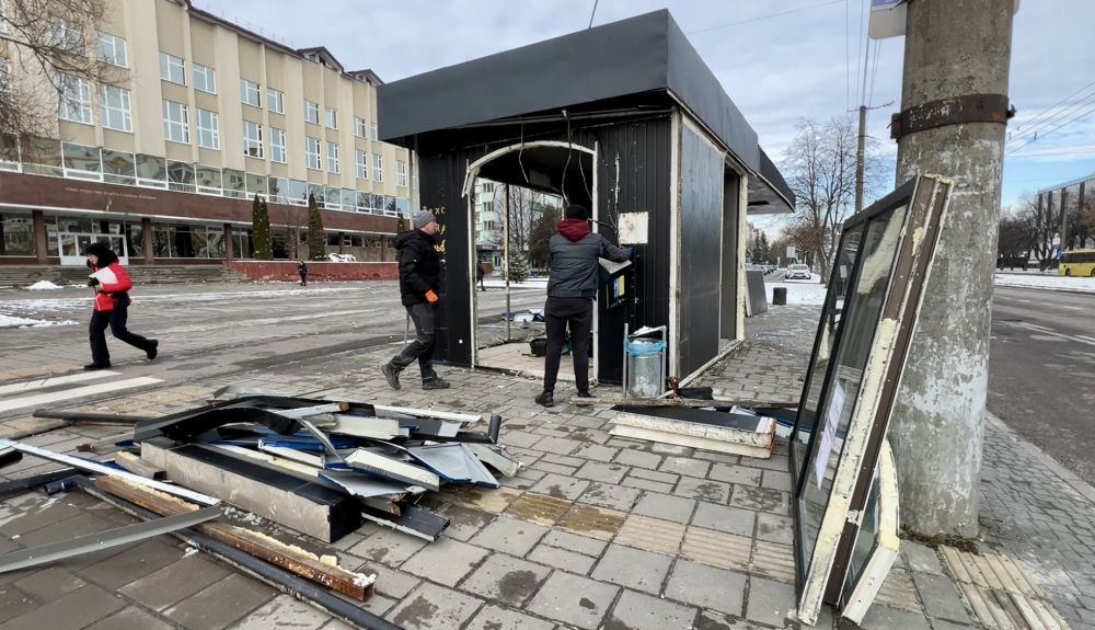 На проспекті Чорновола у Львові демонтували перший МАФ: конструкції передадуть військовим