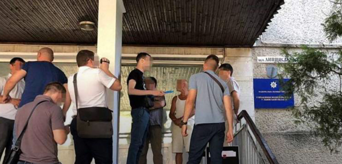 Суд закрив справу щодо підполковника поліції, який отримав 600 доларів хабаря