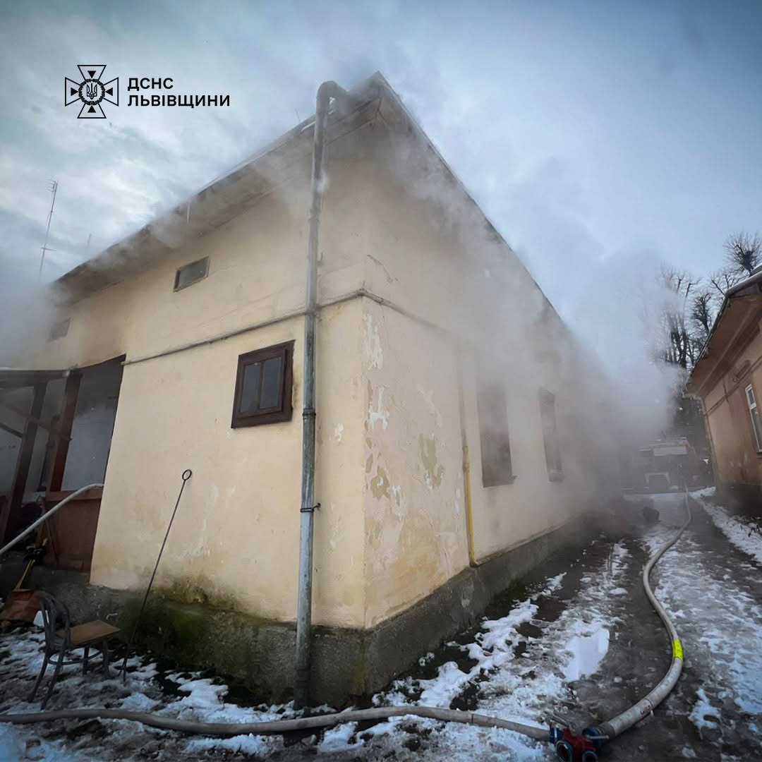 У Дрогобичі сусіди врятували 71-річну жінку з палаючого будинку