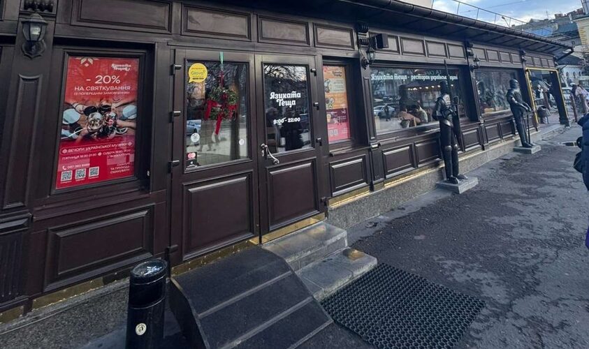 Суд заборонив Львівській міськраді демонтувати літній майданчик біля школи