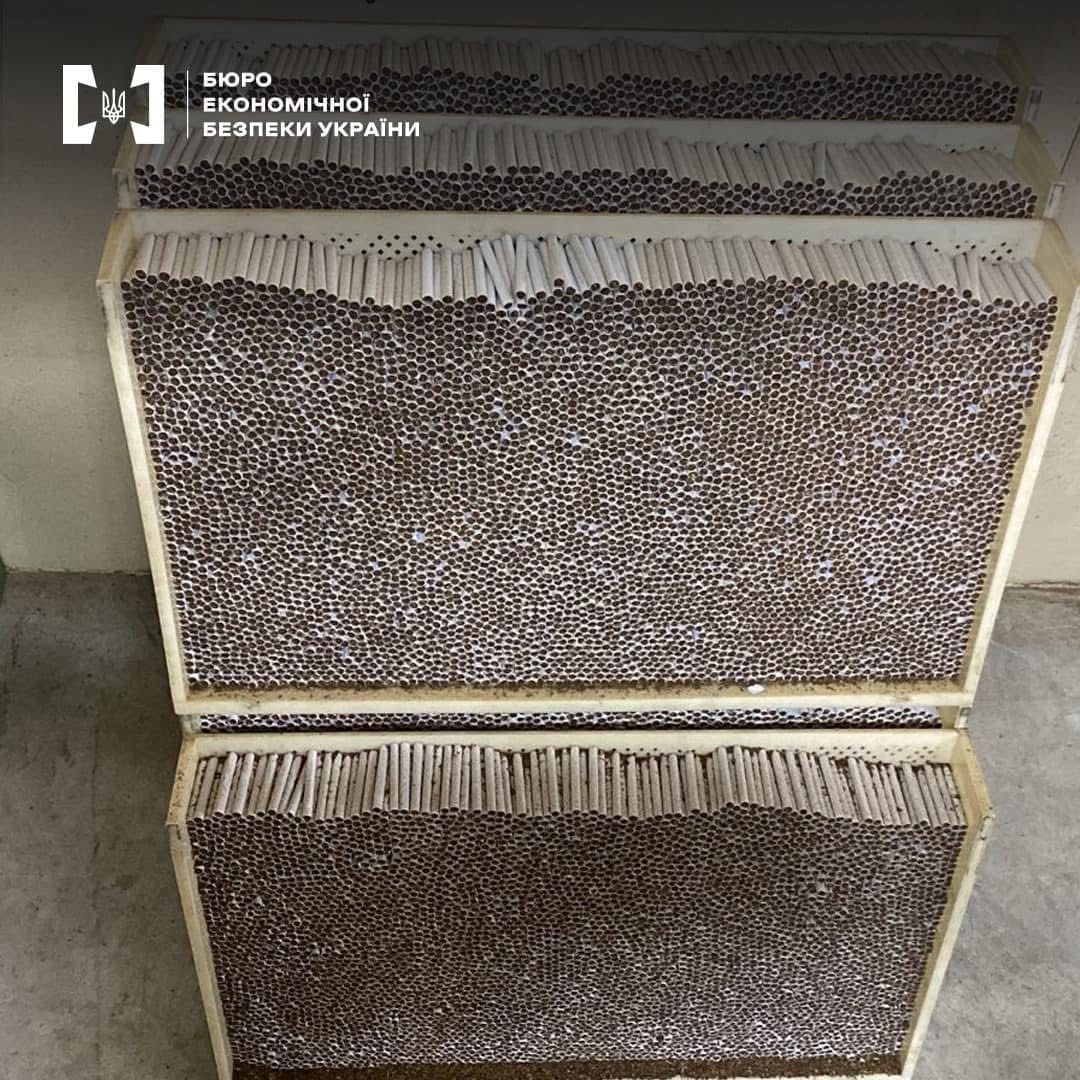 На Львівщині викрили групу осіб, які розповсюджували сигарети під марками відомих брендів