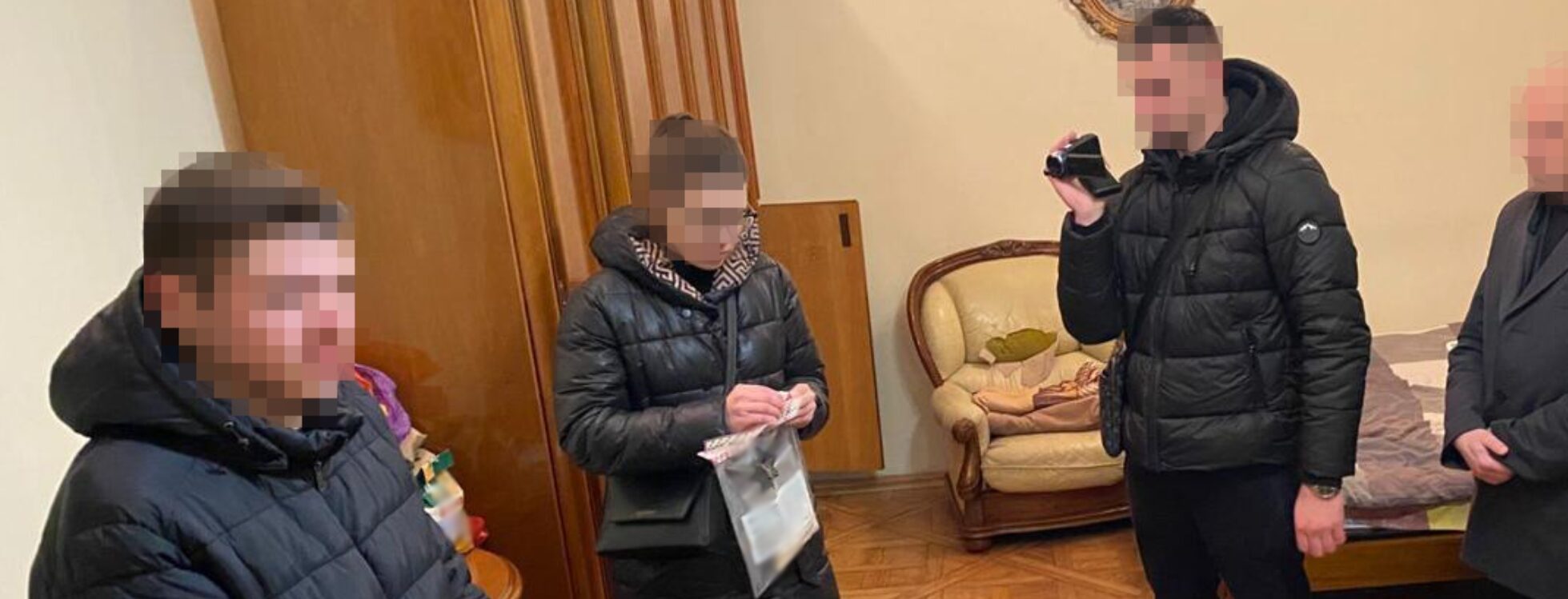 У Львові затримали чоловіка з партією готових до відправки наркотиків та психотропів