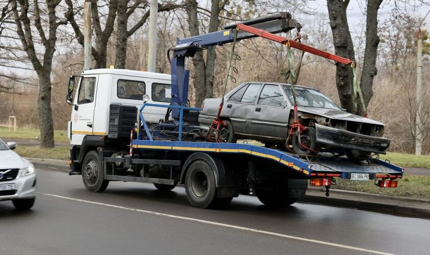 У Львові почали евакуйовувати покинуті автівки