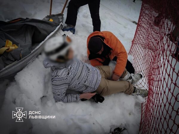 У гірськолижному курорті Славсько травмувалась 38-річна лижниця