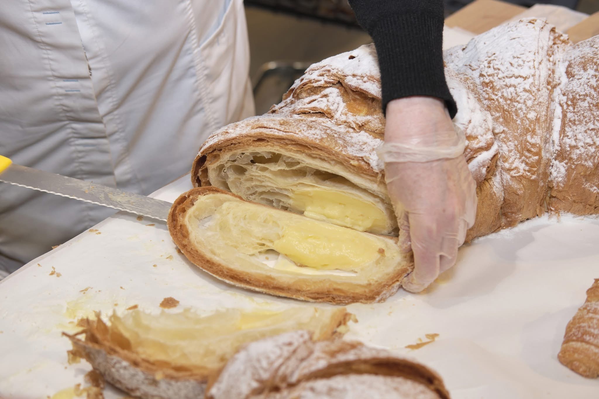 У Львові встановили рекорд: випекли найбільший круасан в Україні