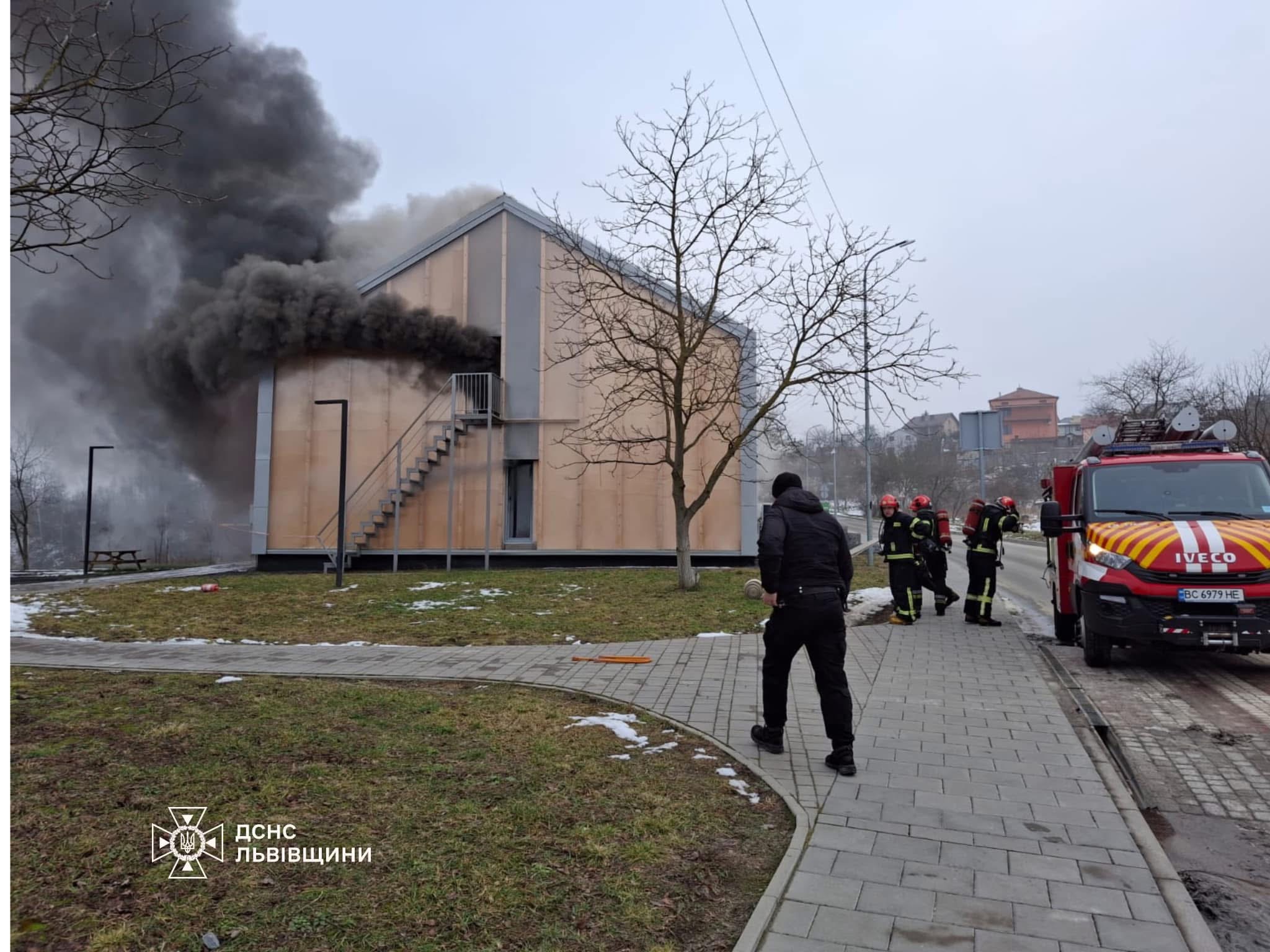У Львові 27 рятувальників гасили пожежу в модульному будинку