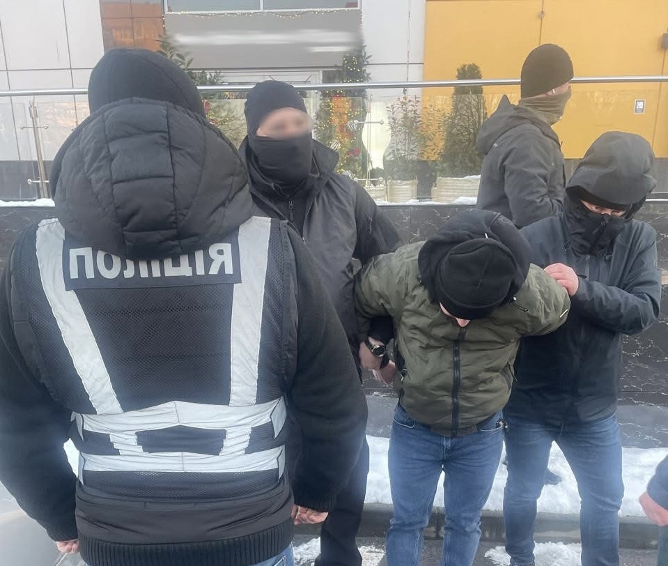 У Львові затримали 32-річного ділка, який за 13 тисяч доларів обіцяв переправити ухилянта за кордон