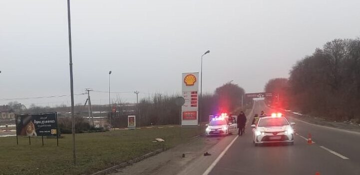 На Львівщині водій Mercedes і водійка Audi на смерть збили пішоходів і втекли