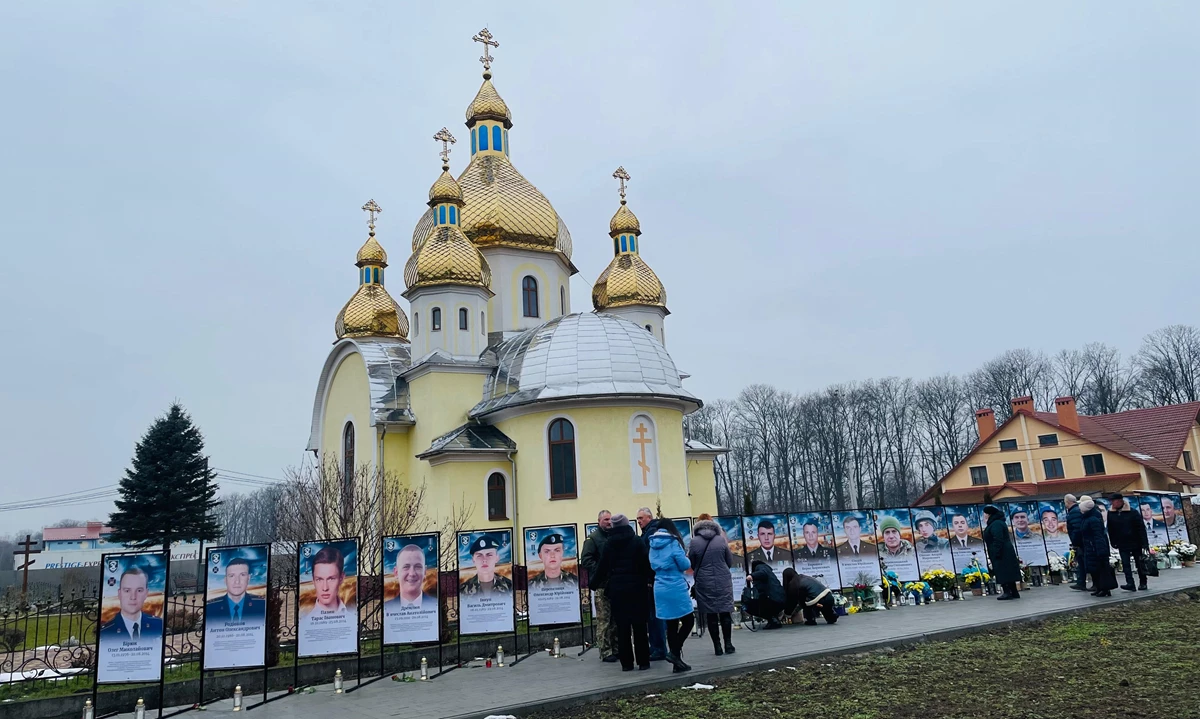 На Самбірщині відкрили Алею Слави, де увіковічнили памʼять 45 загиблих Захисників