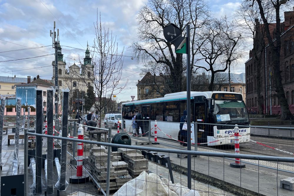 На перехресті вул. Бандери – Чупринки у Львові монтують павільйони очікування