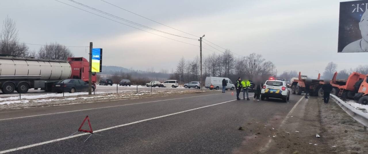 Через потрійну ДТП на дорозі Львів – Шегині частково перекрили рух