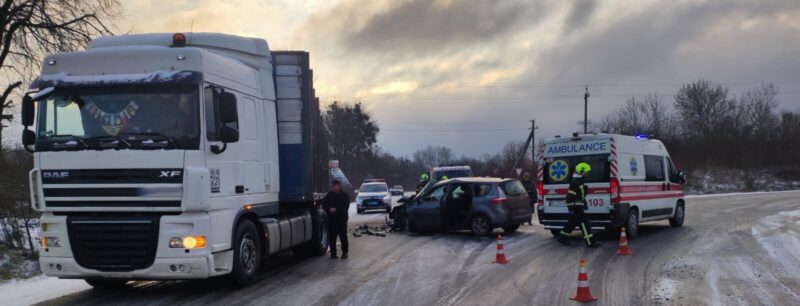 В ДТП з вантажівкою в Золочеві постраждали чотири людини, в тому числі дитина