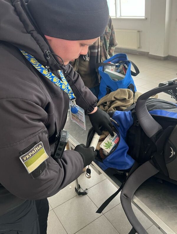 Прикордонники на Львівщині виявили жуйки та спрей з вмістом наркотичної речовини