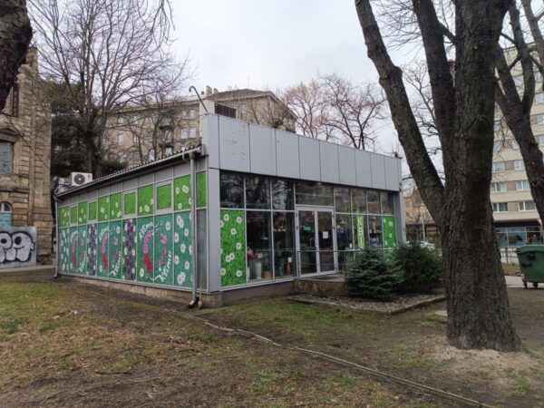 Суд Львова зобов’язав демонтувати незаконний квітковий МАФ на проспекті Чорновола