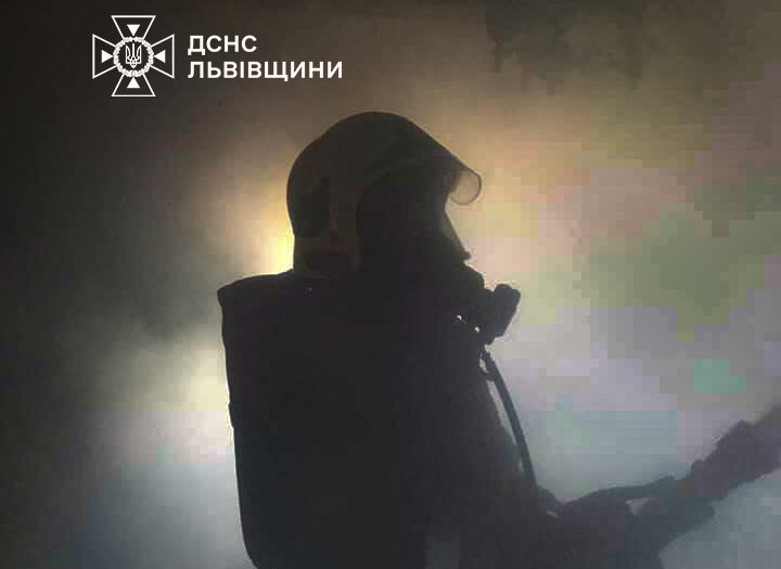 На вулиці Любінській у Львові рятувальники вивели із задимленого будинку літніх людей