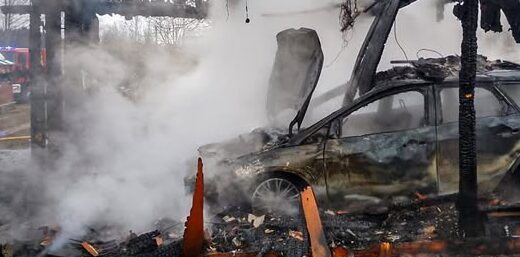 В селі на Самбірщині згорів гараж з автівкою всередині