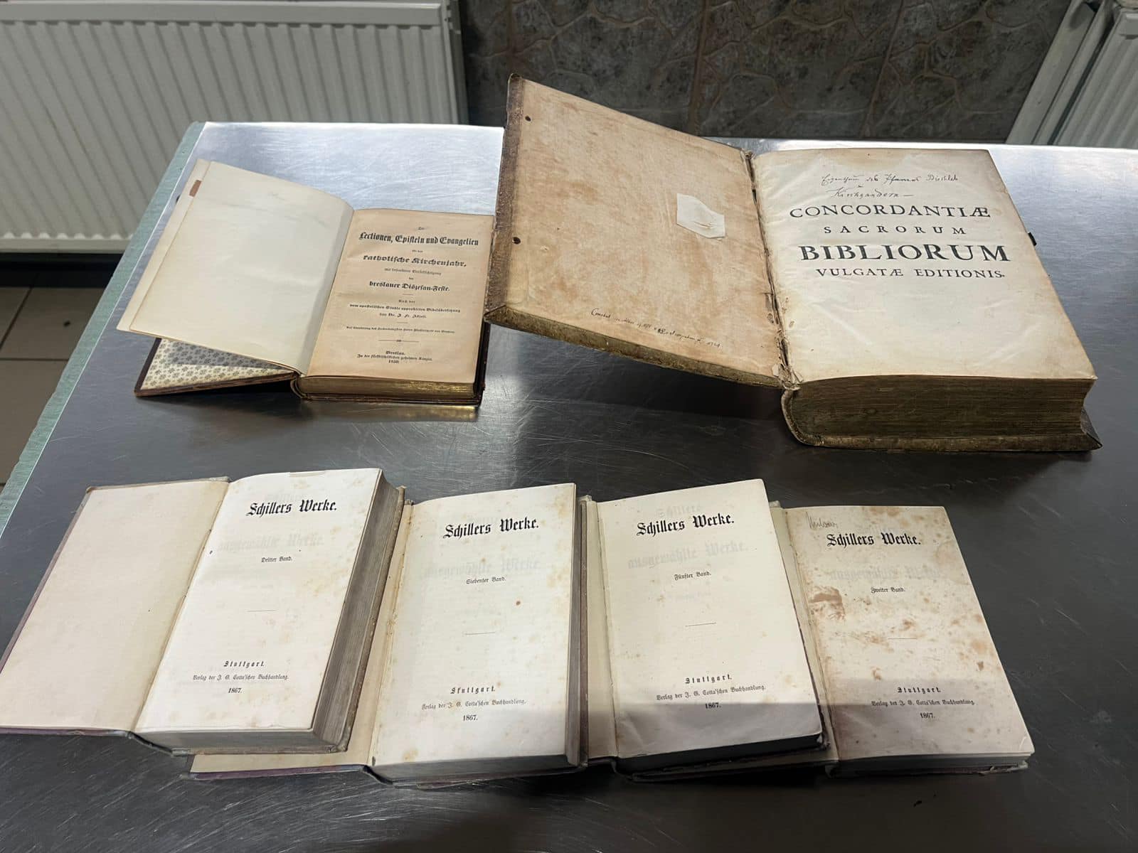 В ПП «Шегині» у «Мерседесі» знайшли шість старовинних книг