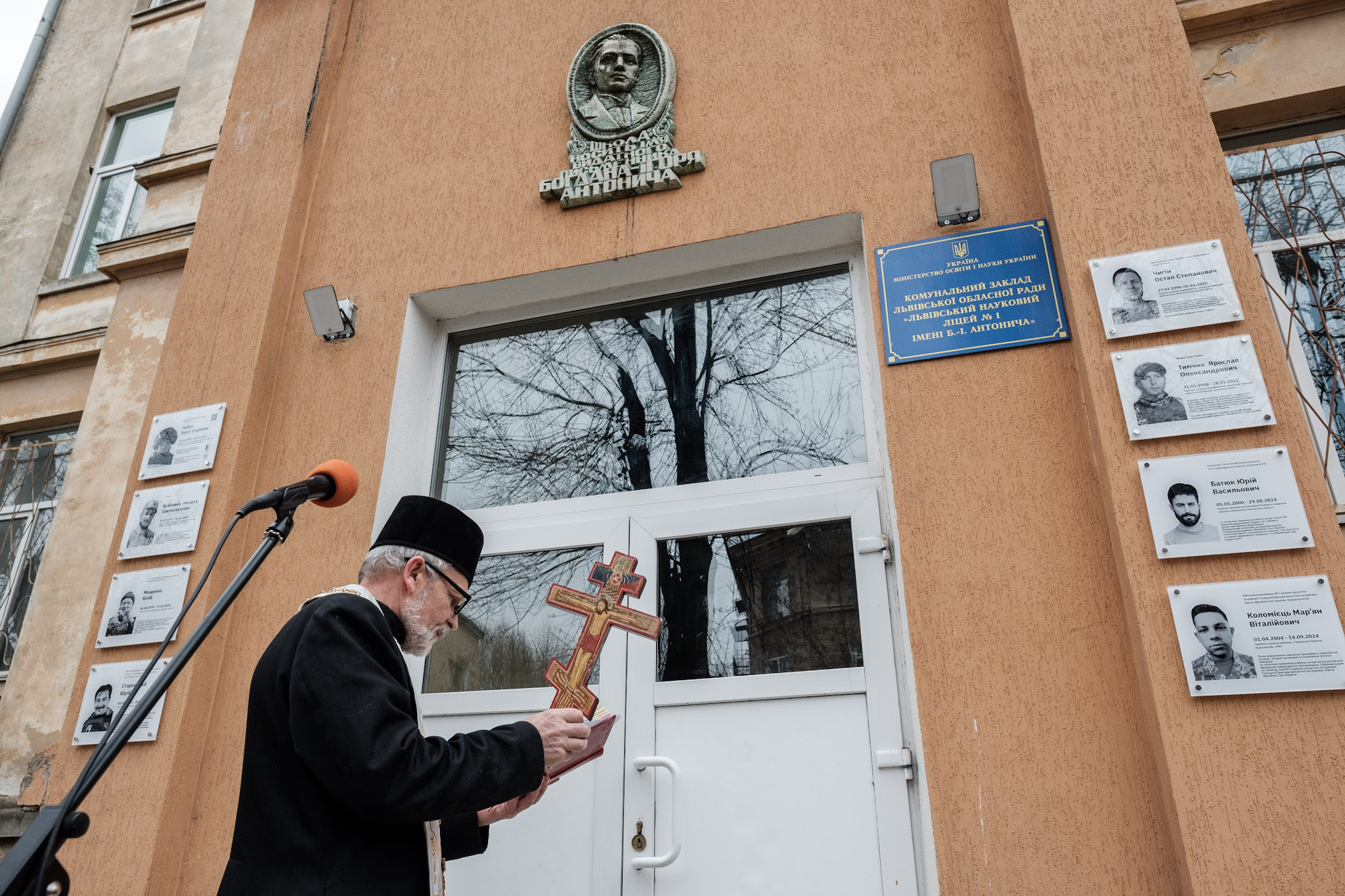 На будівлі ліцею у Львові встановили вісім пам’ятних таблиць загиблим Героям