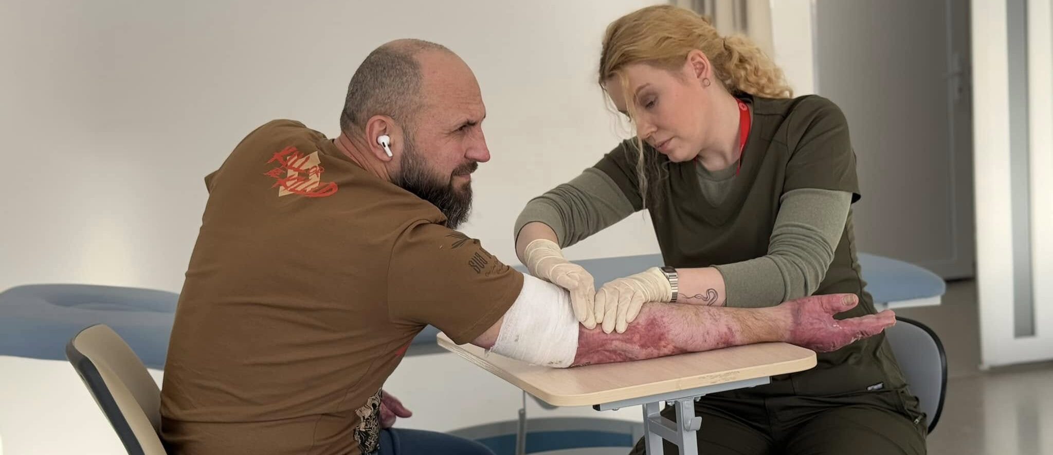 У Львові реабілітують “азовця”, який підірвався на міні і отримав важкі опіки рук