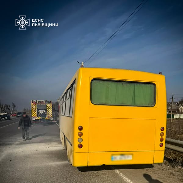 Біля Львова спалахнув автобус