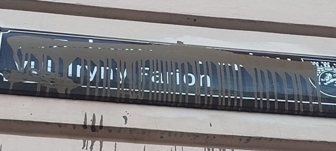 Табличку з назвою вулиці Ірини Фаріон замалювали чорною фарбою (ОНОВЛЕНО) (ВІДЕО)