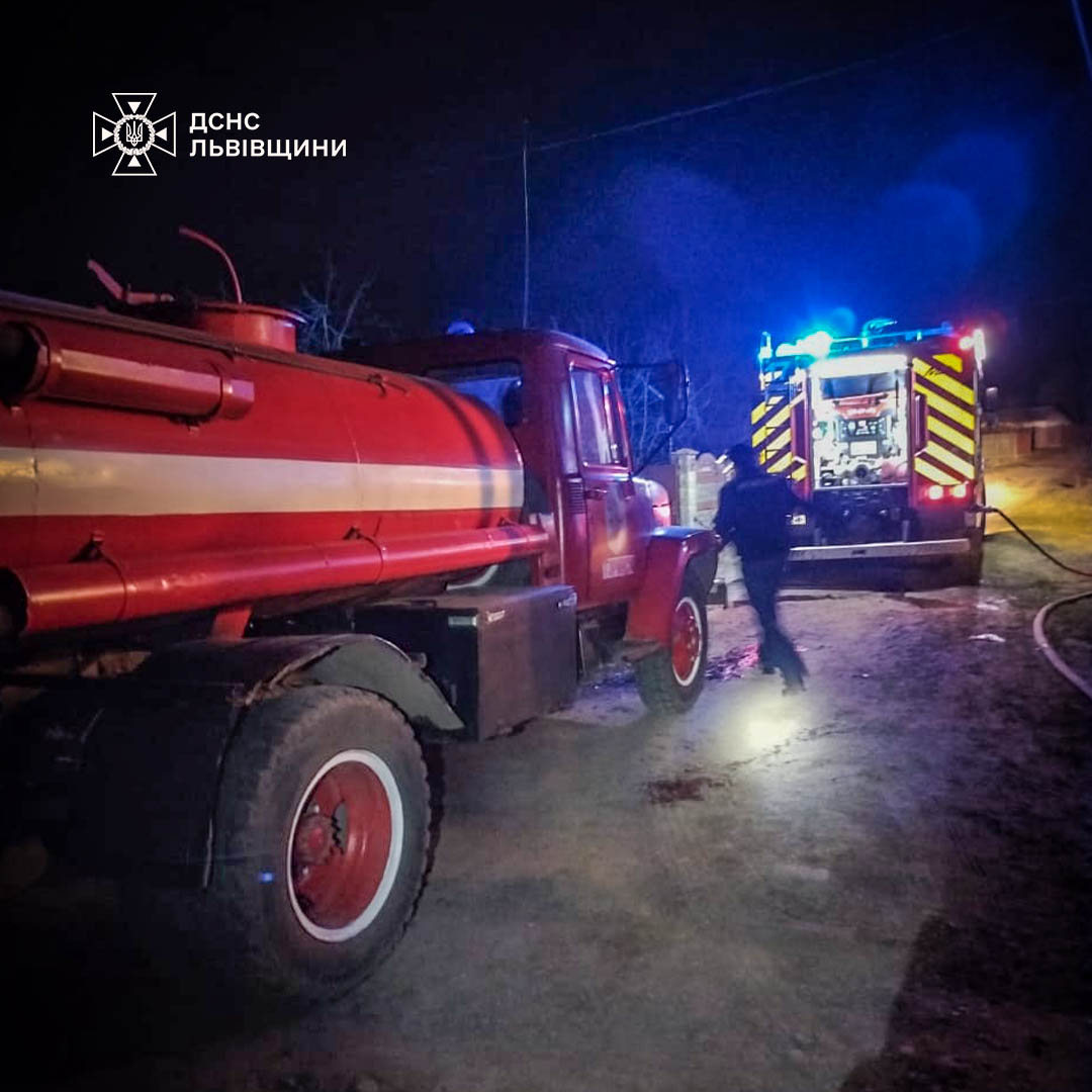 На Львівщині горіла господарська будівля: довелось викликати рятувальників