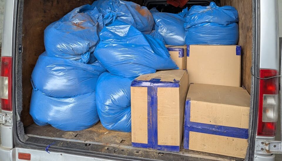 Нікотинові паучі на 3 млн грн і тонну кави знайшли в «порожньому» бусі у ПП “Шегині”