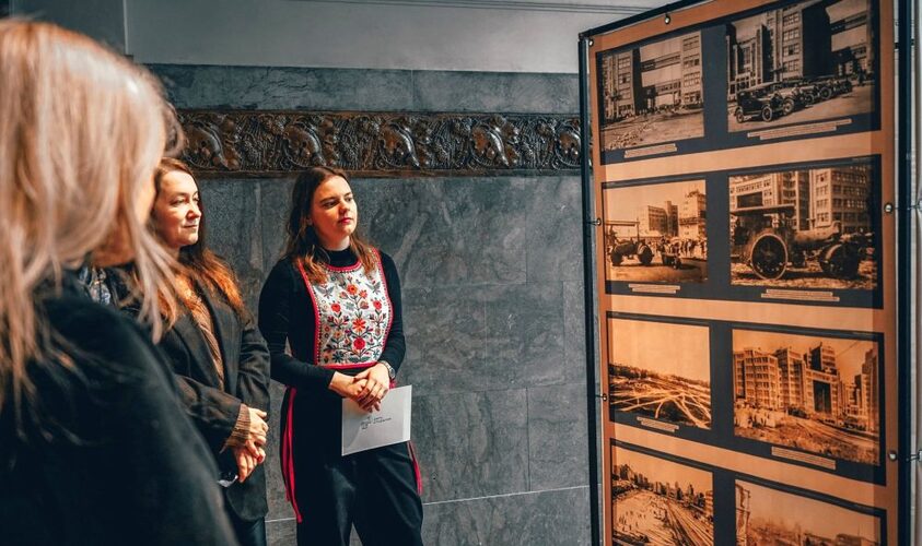 У Львові відкрили виставку присвячену символу незламності харківʼян Держпрому