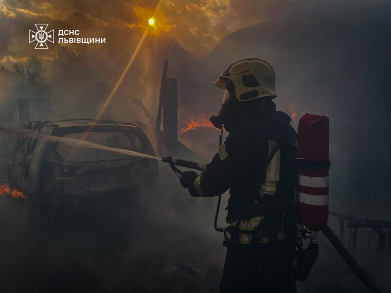 У Львівському районі сталася пожежа у металевому піднавісі