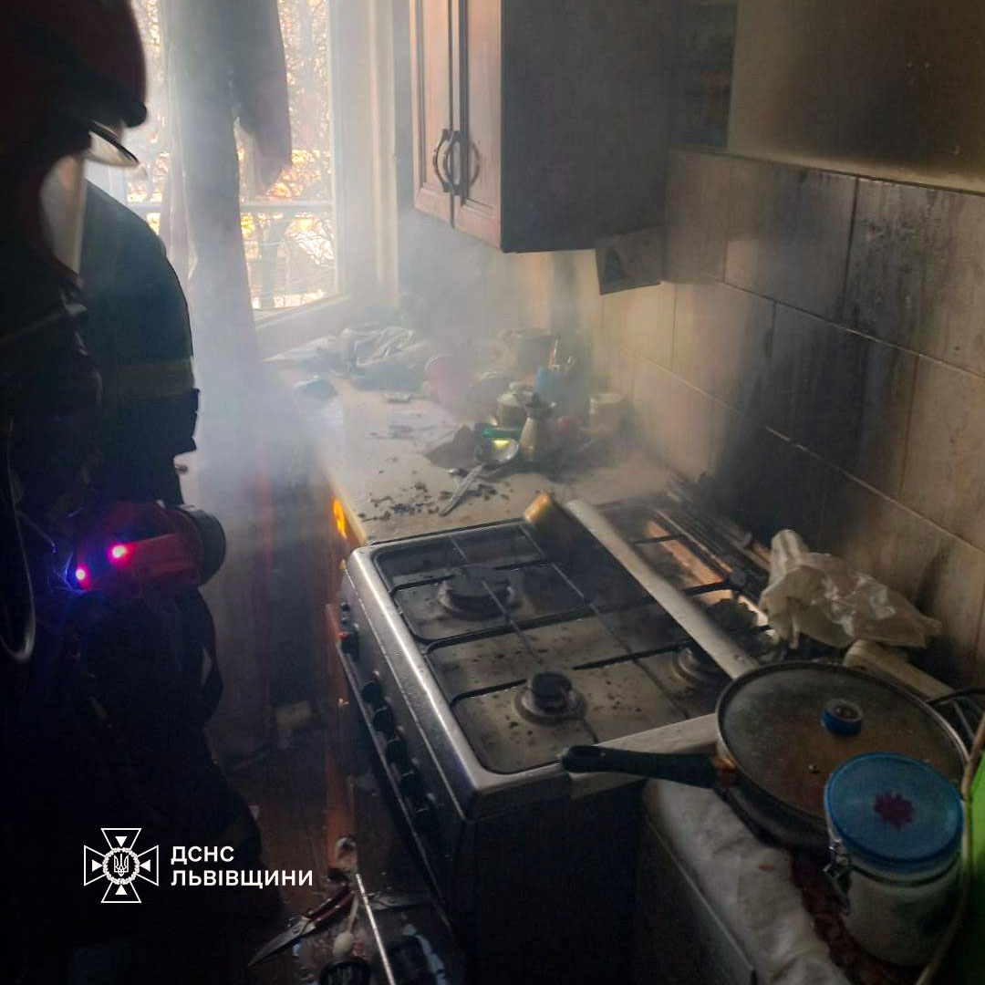 Внаслідок пожежі на кухні у львівській багатоповерхівці ледь не загинула 78-річна жінка