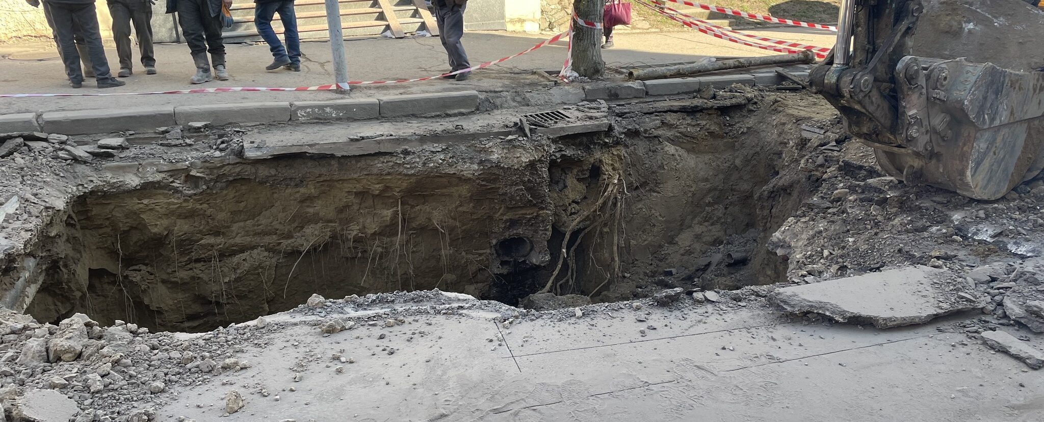 В центрі Самбора на дорозі утворилося величезне провалля: мешканці лишилися без води (ВІДЕО)