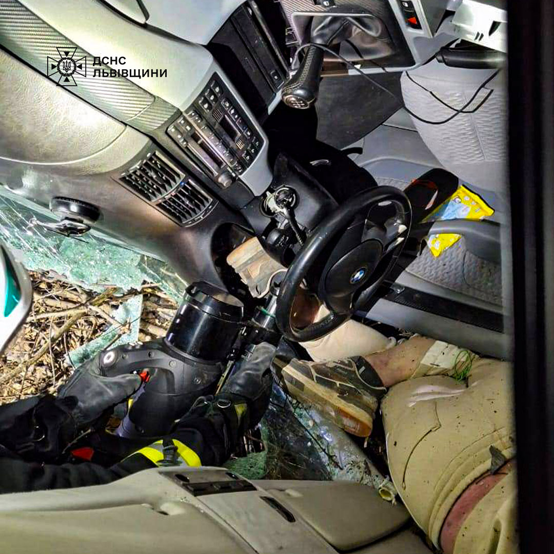 На Самбірщині автомобіль «BMW X3» з’їхав у кювет: 20-річного водія вивільняли рятувальники
